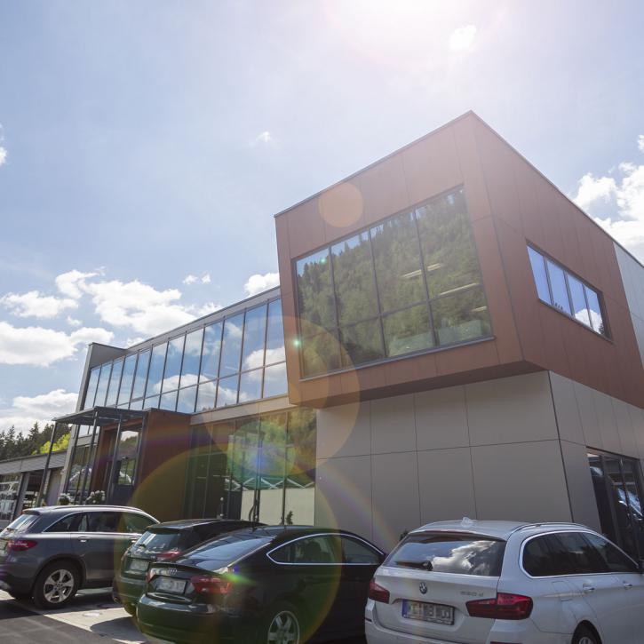 Eingangsbereich und Parkplatz im neuen Firmensitz Wallenfels